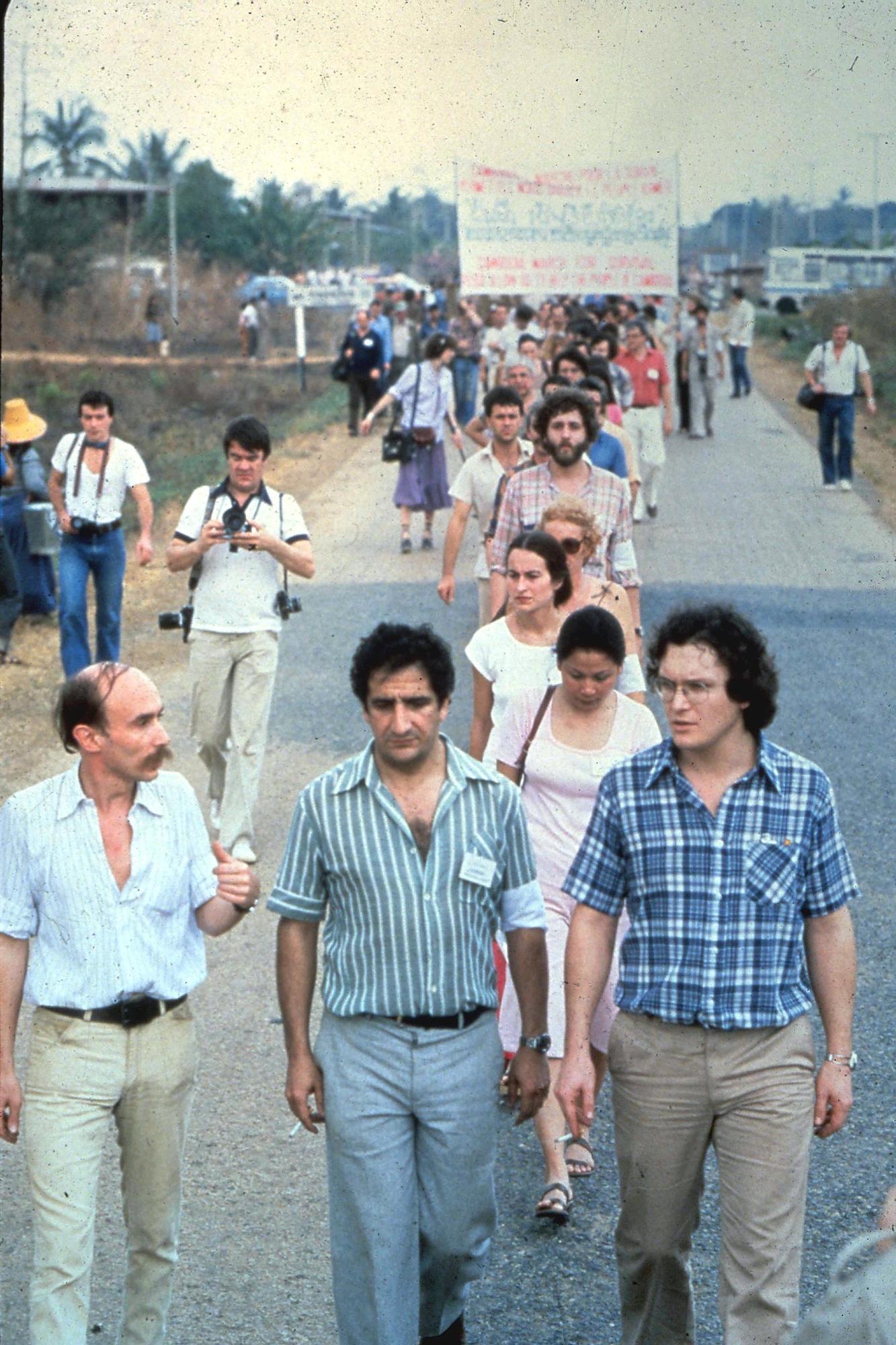 3 hommes marchant dans la rue