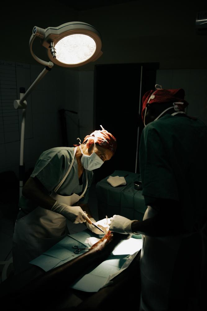 Médecins MSF qui opèrent un patient