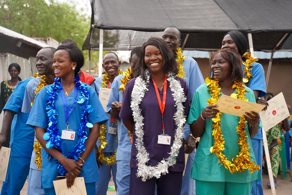 Participants à l'initiative MSF Academy for Healthcare Nursing & Midwifery lors de la remise des diplômes à Lankien © Alicia Gonzalez/MSF