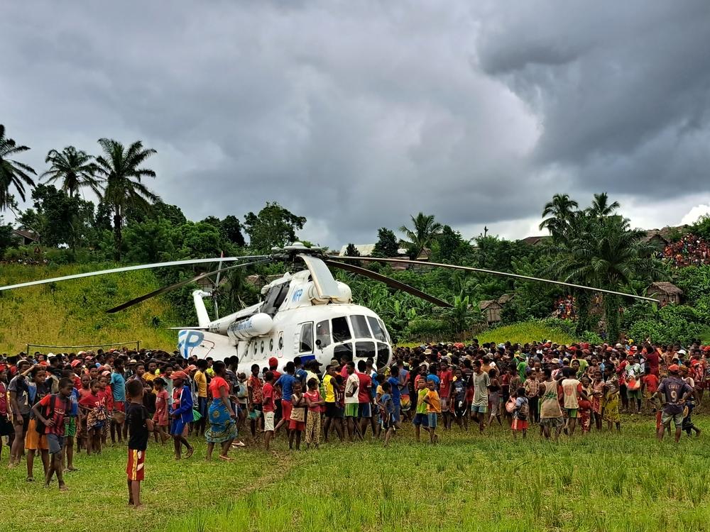 Le changement climatique aggrave les problèmes de santé à Madagascar Les gens attendent l'équipe MSF qui va effectuer un dépistage de la malnutrition dans un centre de santé isolé de la côte est de Madagascar. Mars 2023 ©MSF/Mitsi Persani