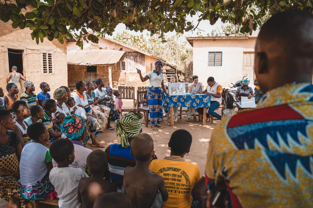 L'équipe de promotion de la santé encadre une causerie éducative sur les soins postnatals et la santé du nouveau-né à Kaïhoué. © Yves-Constant Tamomo