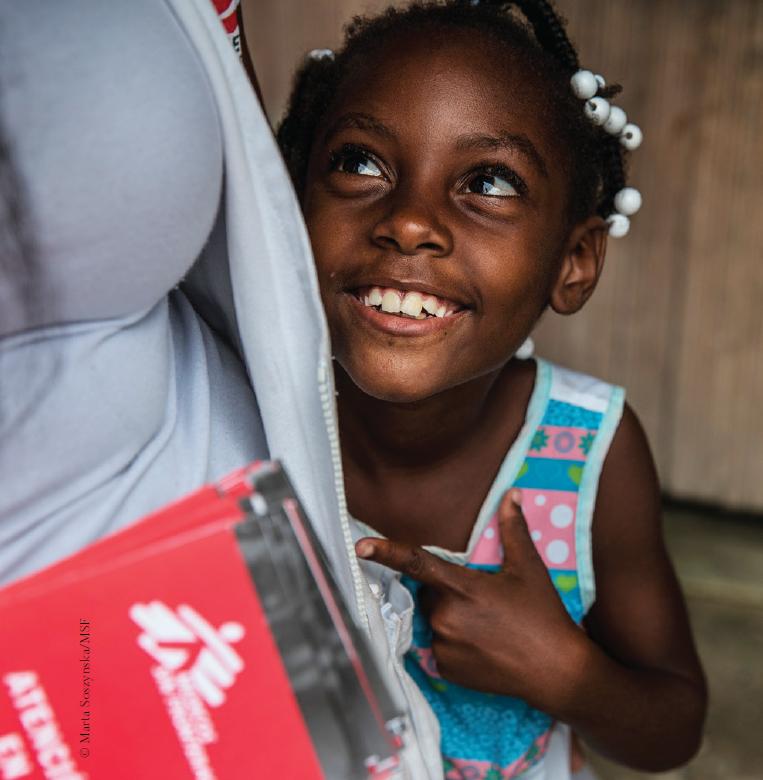 Petite fille regardant sa maman tenant des brochures MSF