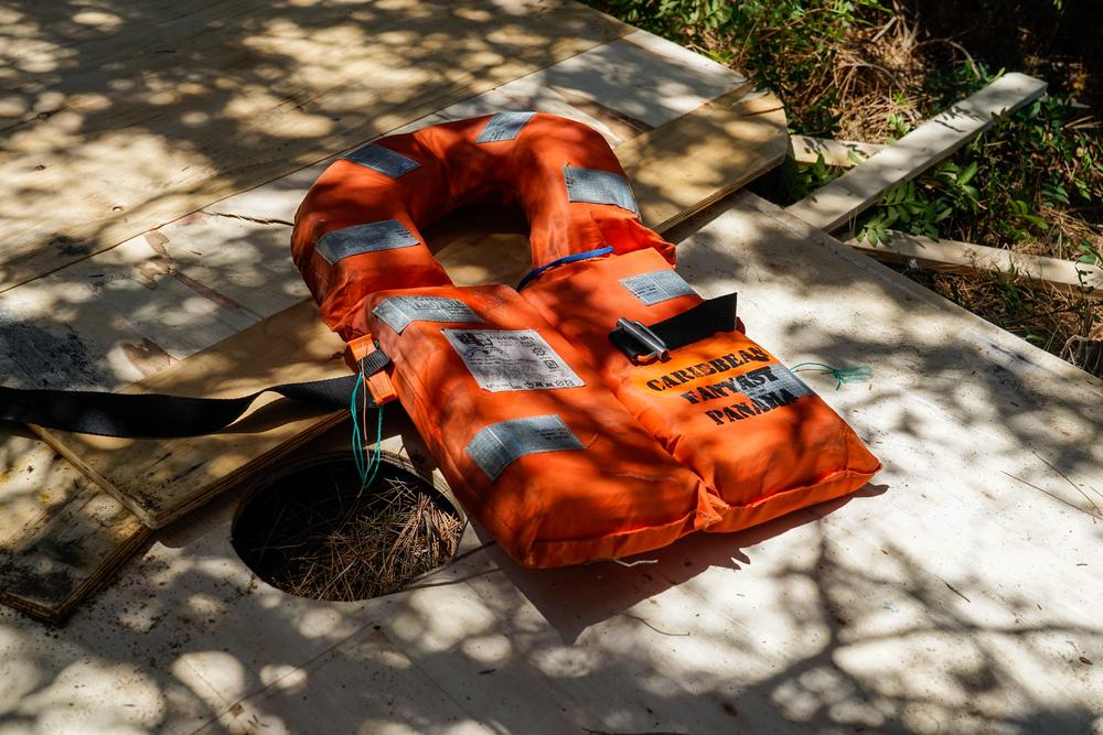 Un gilet de sauvetage abandonné par une personne arrivée par la mer sur l'île de Samos, en Grèce.  © MSF/Alice Gotheron