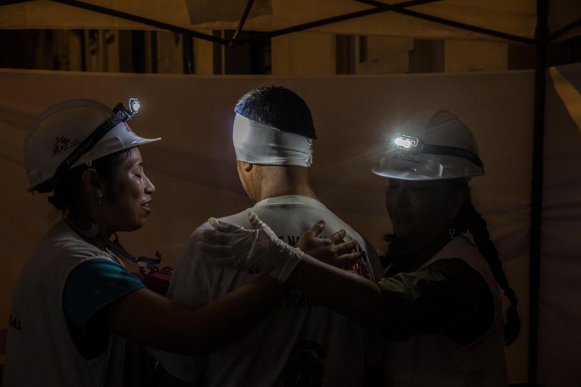 Un patient de 70 ans est soigné par le personnel de MSF à Lima après avoir été touché à la tempe gauche par des balles tirées par la police. Janvier, 2023 © Max Cabello Orcasitas