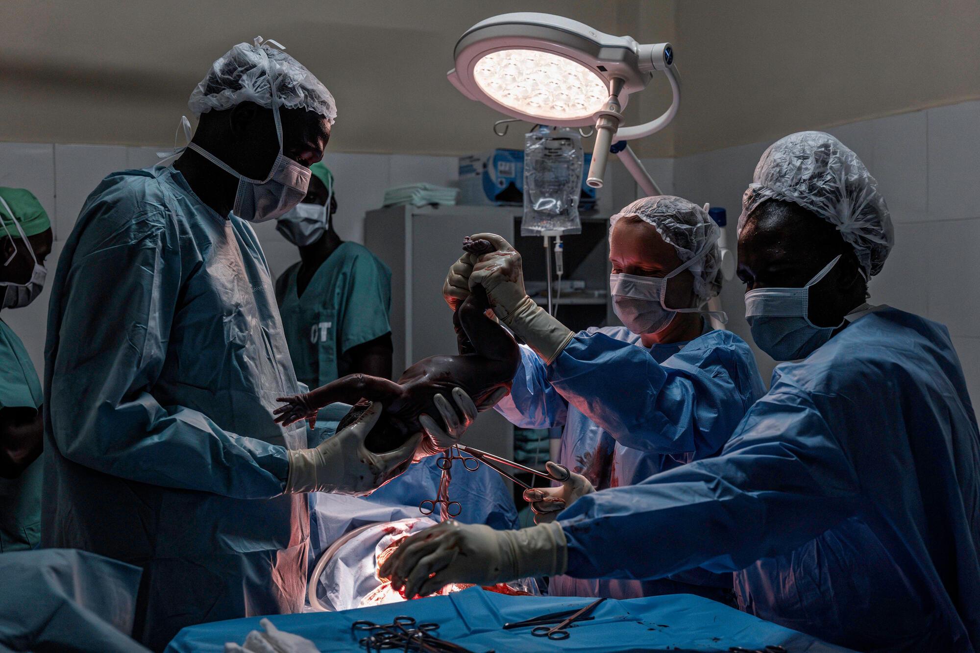 Un petit garçon est né par césarienne à l'hôpital Ameth Bek d'Abyei. © Sean Sutton/Panos Pictures