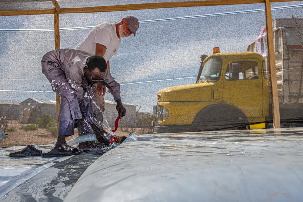 MSF est l'un des principaux fournisseurs d'eau dans le camp de Metche, au Tchad. Ce camp abrite près de 40 000 personnes ayant fui le Soudan. ©  Linda Nyholm/MSF