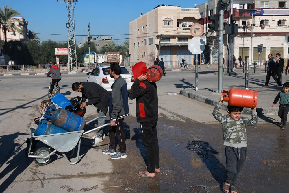 Les gens cherchent du carburant, de la nourriture et de l'essence, faisant parfois la queue pendant des heures. Près de l'hôpital Al-Aqsa. 29 novembre 2023, région du Moyen, Gaza.  © Mohammed ABED 