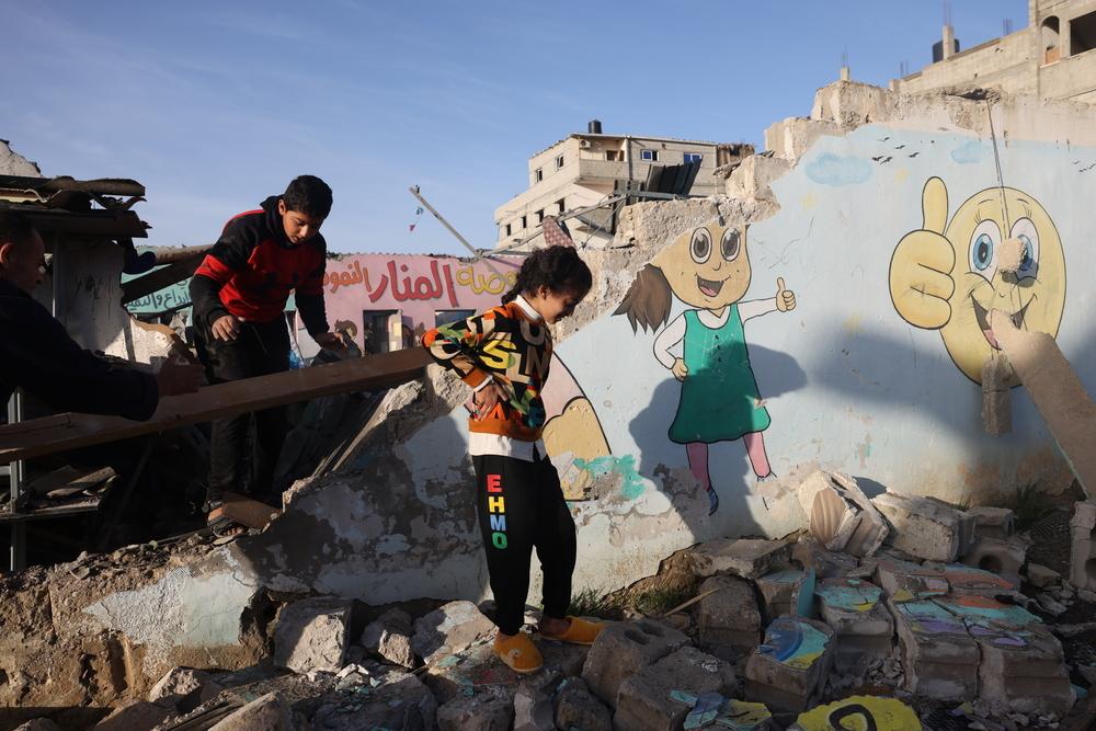 Des enfants marchent dans les décombres d'un bâtiment détruit par une frappe aérienne israélienne. Gaza, 24 novembre 2023. © Mohammed ABED