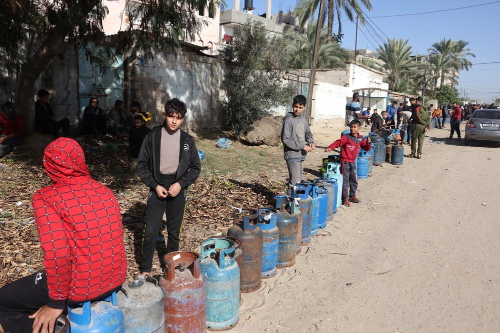 Les Palestiniens font une longue queue devant la station-service pour faire le plein d'essence afin de cuire leurs aliments à Khan Yunis. © Mohammed ABED