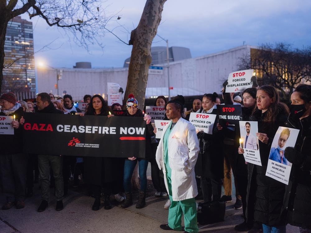 Le personnel de MSF USA se rassemble devant le siège des Nations Unies à New York pour rendre hommage aux collègues tués pendant la guerre à Gaza et pour appeler à un cessez-le-feu immédiat et durable. © Christopher Lee