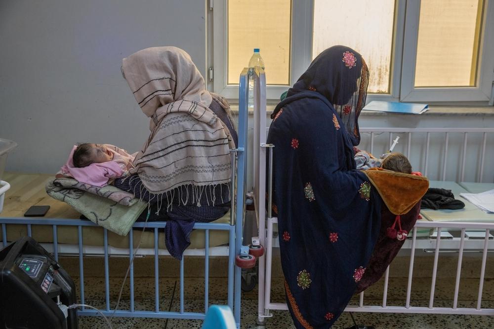 Deux mères portant leurs enfants dans le New Natal Ward. © Oriane Zerah