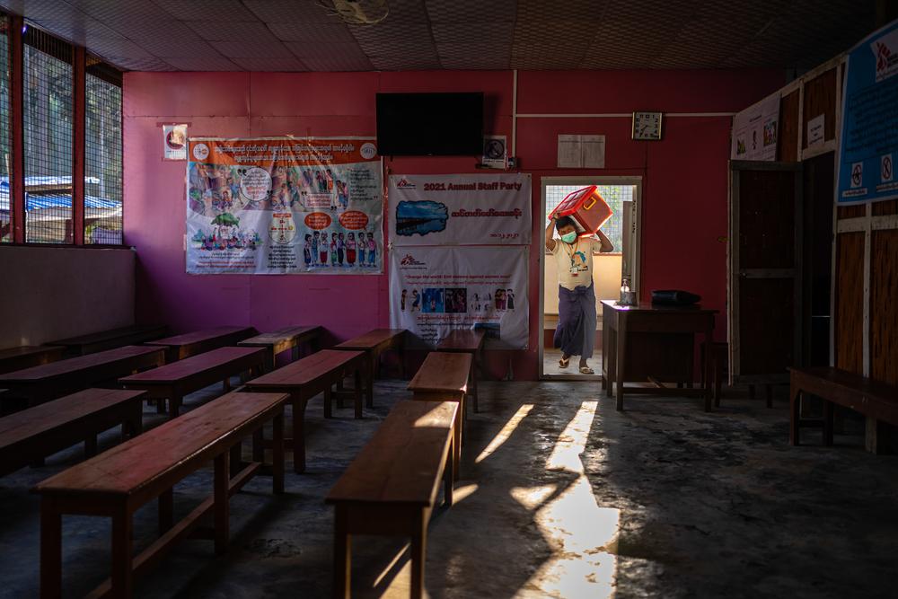 Le personnel de MSF transporte des fournitures dans la clinique du village de Sin Thet Maw, dans le canton de Pauktaw. Myanmar, 14 mars 2022. © Ben Small/ MSF