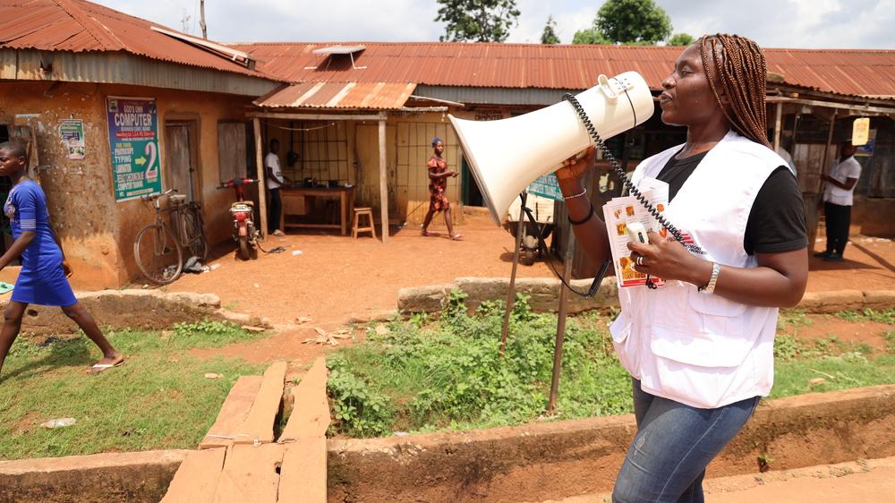 Chidinma Ugonna, responsable de la promotion de la santé chez MSF, sensibilise le public à la fièvre de Lassa sur le marché d'Iboko, dans la zone de gouvernement local d'Izzi, dans l'État d'Ebonyi. © MSF/Nathalie San Gil