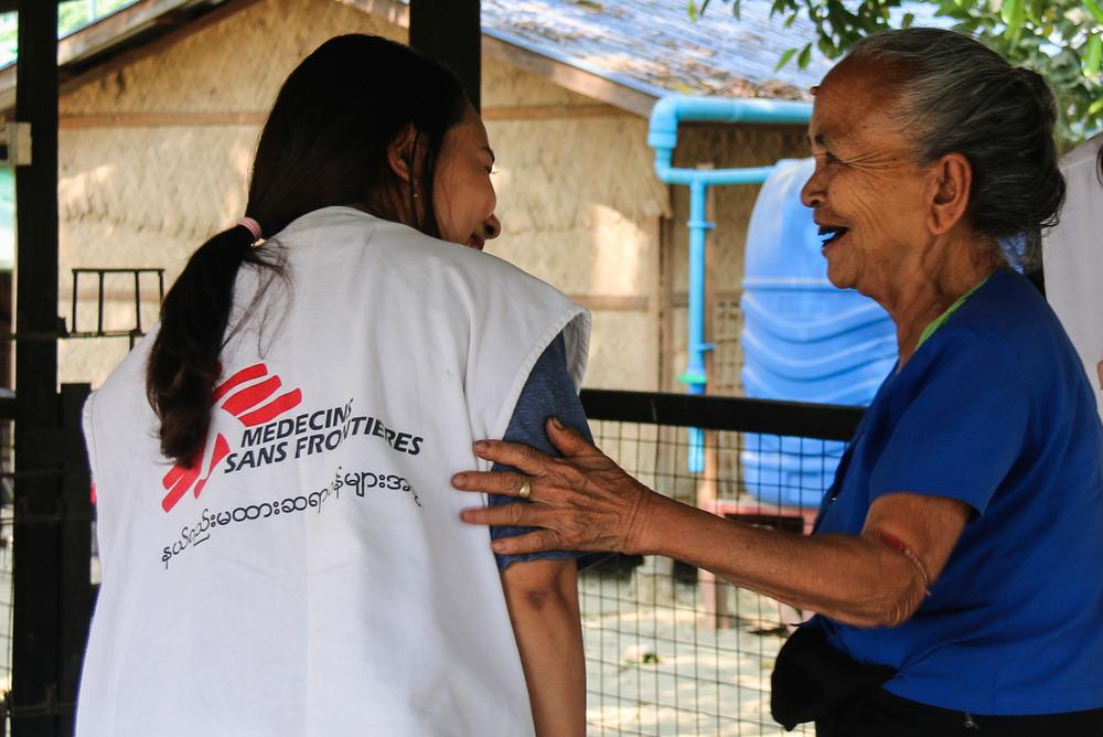 Un conseiller MSF apporte un soutien en santé mentale à des patients dans l'État de Rakhine. Myanmar, mars 2023. © Zar Pann Phyu/ MSF