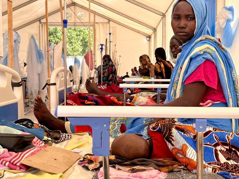 Les enfants malnutris dans un état critique sont admis dans le centre d'alimentation thérapeutique situé à l'hôpital Adré. © Jan Bohm/MSF