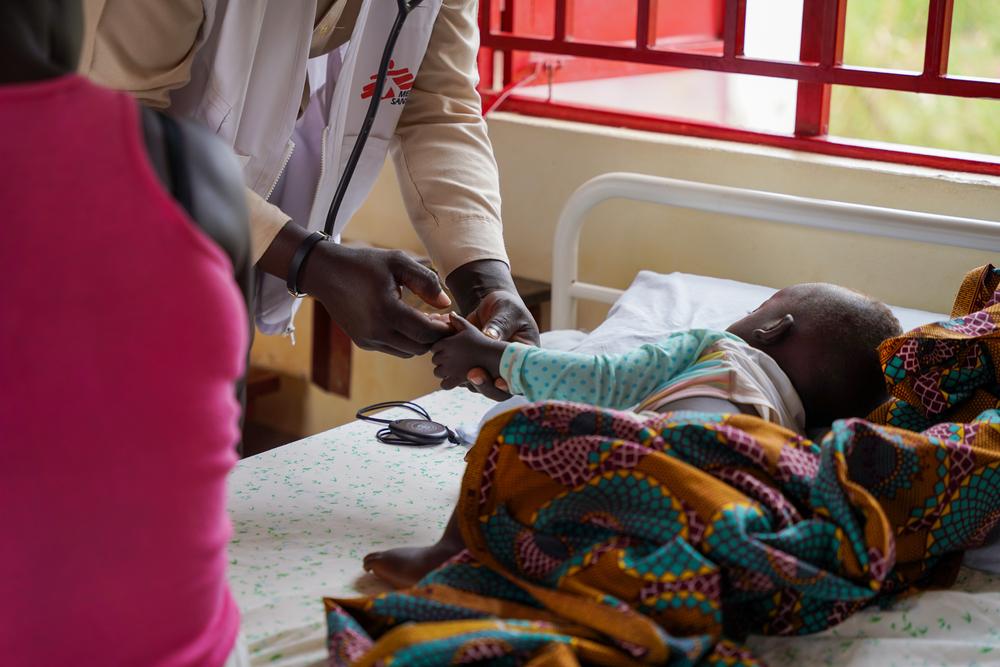 Le superviseur de l'équipe infirmière de MSF examine un jeune patient à la clinique de Jansuk, dans le comté de Yei, en Équatoria central. © Manon Massiat/MSF