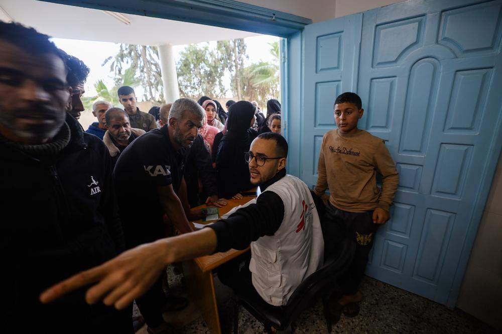 Un agent de santé MSF s'occupe des patients dans la salle d'attente de la clinique Al-Shaboura (Rafah, Gaza). La clinique était fermée depuis le début de la guerre et a été rouverte le 9 décembre par une équipe MSF. © Mohammad Abed