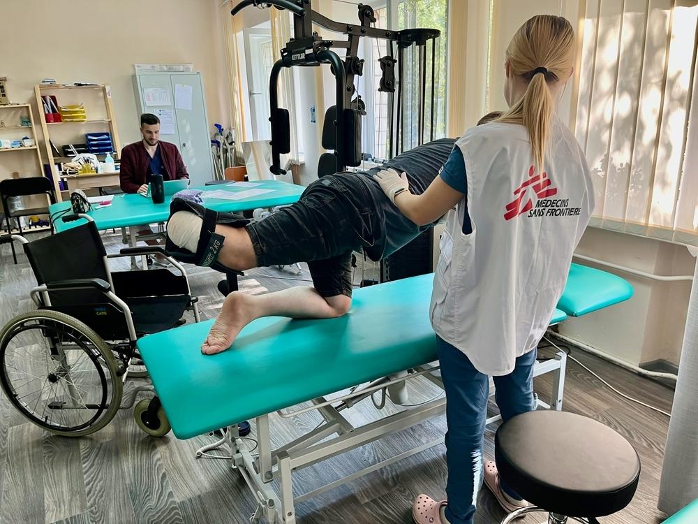 Viktoriia Vantsarovska travaille comme physiothérapeute au projet de réadaptation de MSF à Vinnytsia, en Ukraine, auprès de blessés de guerre. Viktoriia fait de la kinésithérapie à Andrii, qui a perdu sa jambe droite en combattant sur la ligne de front. © Verity Kowal/MSF