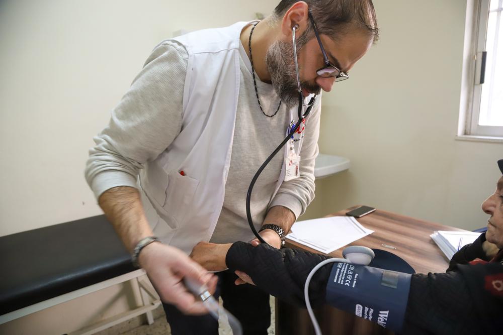 L'équipe médicale mobile de MSF prodigue des soins aux personnes déplacées à Nabatiyeh, au Sud-Liban, dans un contexte d'escalade de l'activité militaire à la frontière sud du pays. © MSF/Tracy Makhlouf