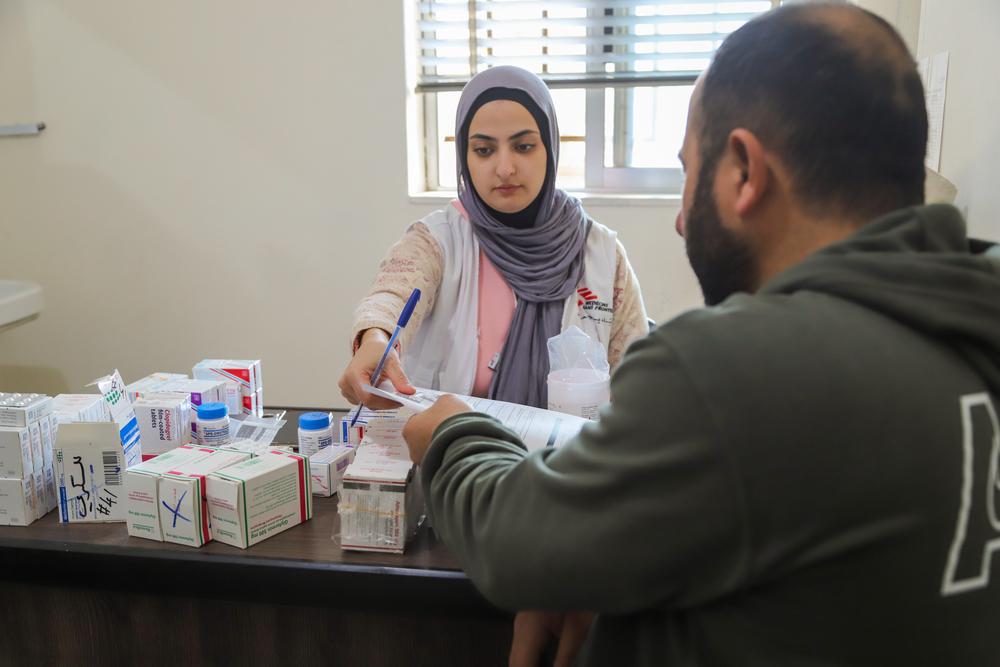 L'équipe médicale mobile de MSF prodigue des soins aux personnes déplacées à Nabatiyeh, au Sud-Liban, dans un contexte d'escalade de l'activité militaire à la frontière sud du pays. © MSF/Tracy Makhlouf