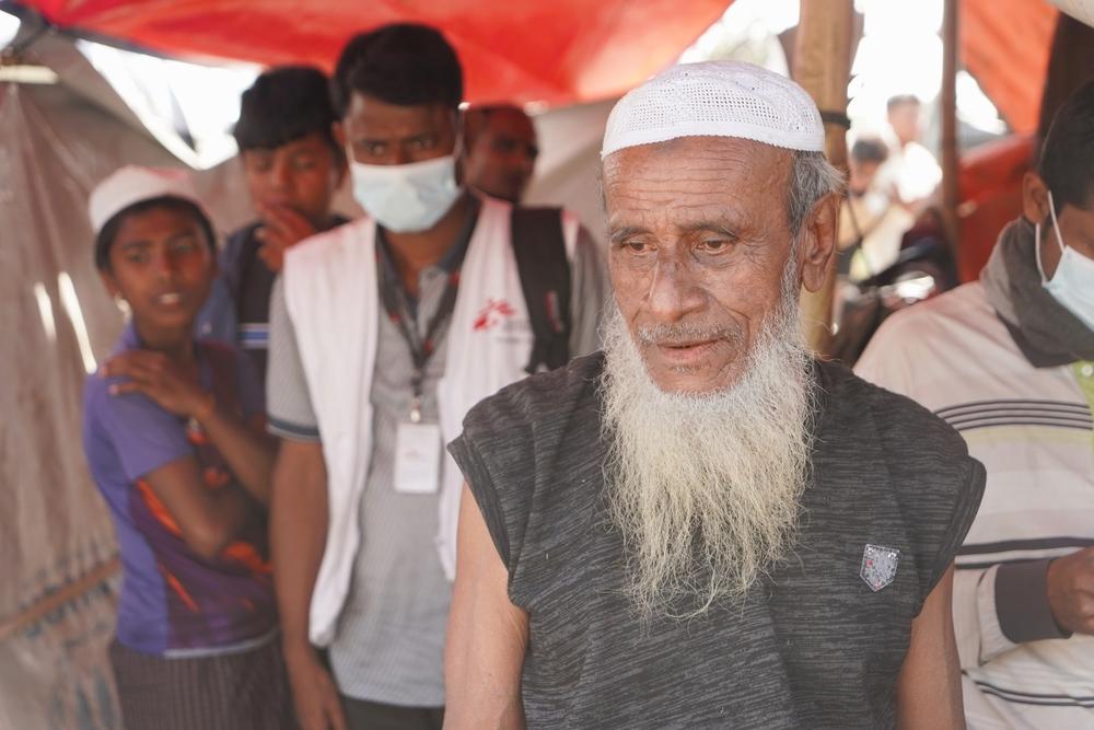 Sona Ullah travaille comme responsable des affaires humanitaires à la clinique MSF de Balukhali, qui a récemment rouvert après avoir été détruite par un incendie. © Jan Bohm/MSF