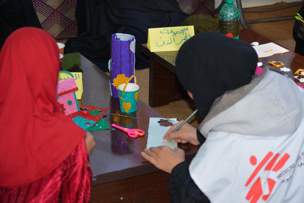 Un conseiller éducateur de MSF anime des activités récréatives lors d'une session de groupe de femmes, camp d'Al-Hol, nord-est de la Syrie, 13/12/2023. © MSF