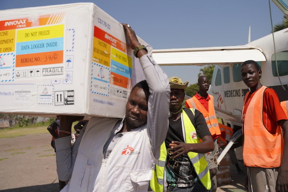 Un employé de MSF décharge une boîte contenant des vaccins contre l'hépatite E d'un avion de MSF à Toch, dans le comté de Fangak, dans l'État de Jonglei. © Gale Julius Dada/MSF