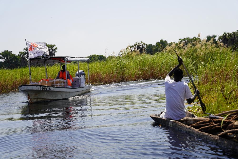 Un bateau rapide MSF quitte Toch pour livrer des vaccins contre l'hépatite E à l'hôpital MSF d'Old Fangak, dans l'État de Jonglei. © Gale Julius Dada/MSF