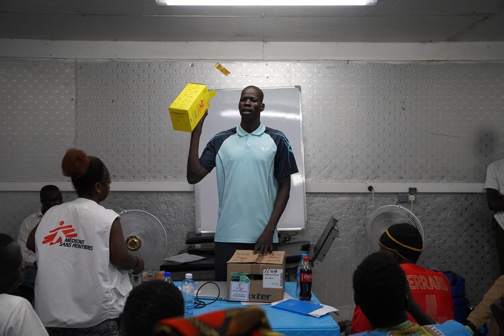 An MSF staff conducts a preparatory training for medical teams in charge of the hepatitis E vaccination campaign in Fangak County, Jonglei State. © Gale Julius Dada/MSF