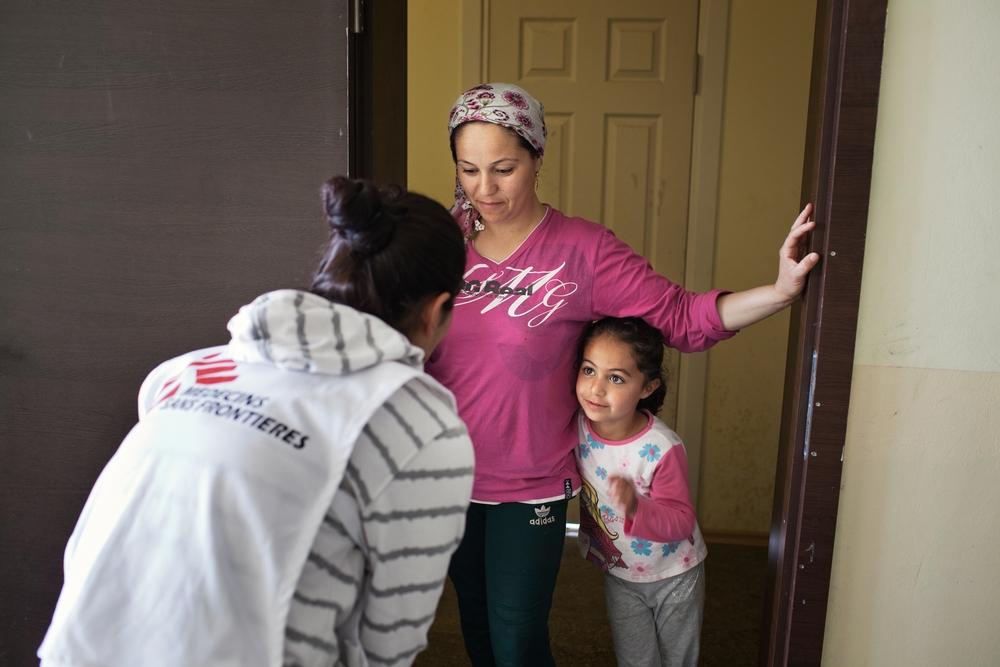 MSF volunteer Jazia Ramo talks with Syrian refugees in the Harmanli Camp. © Alessandro Penso/Magnum Foundation