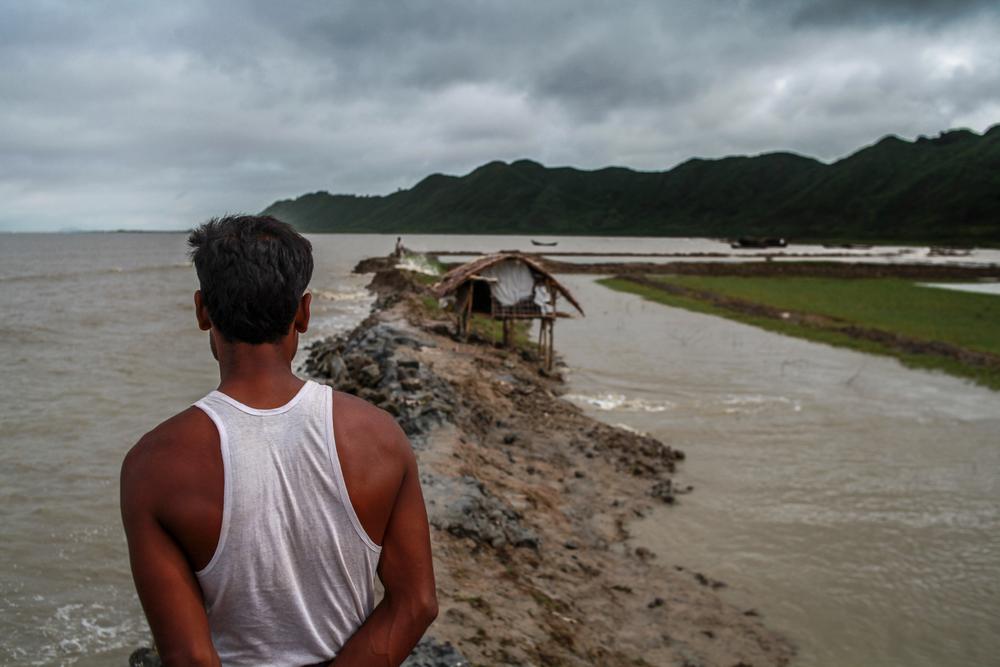 Un jeune Rohingya regarde les eaux de crue menacer les abords du camp d'Ah Nauk Ye, dans le centre de l'État de Rakhine. Ce camp, qui abrite près de 5 000 Rohingyas, est surpeuplé, sordide et sujet aux inondations. Myanmar, juin 2019. © Scott Hamilton/ MSF