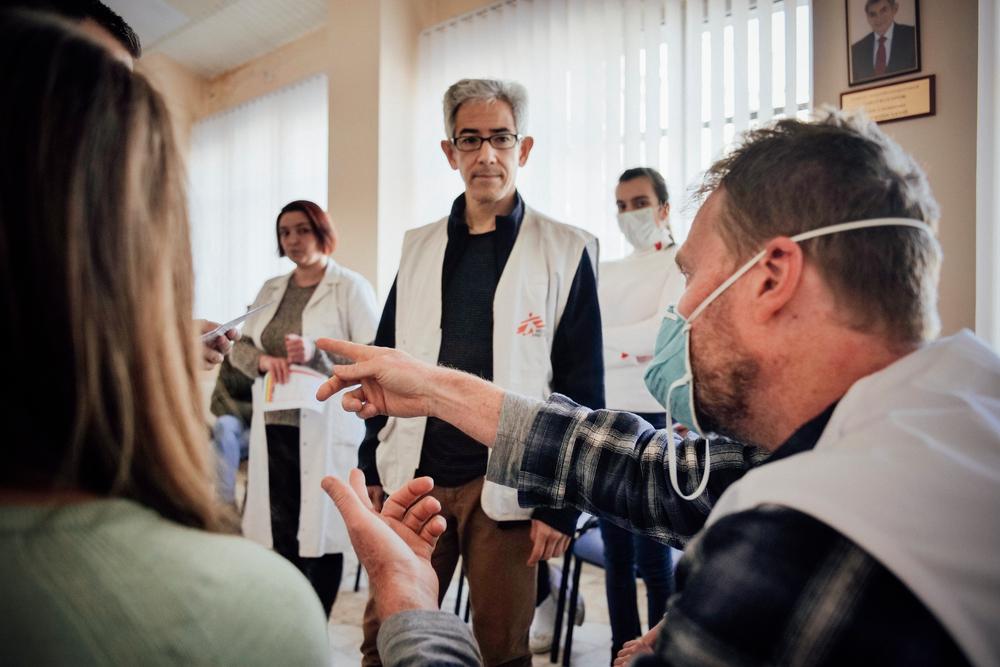 Le Dr Chu dispense une formation sur l'intervention en cas d'accident de masse à Lviv, en Ukraine, le 14 mars 2022. Ukraine 2022 © Peter Bräunig/MSF