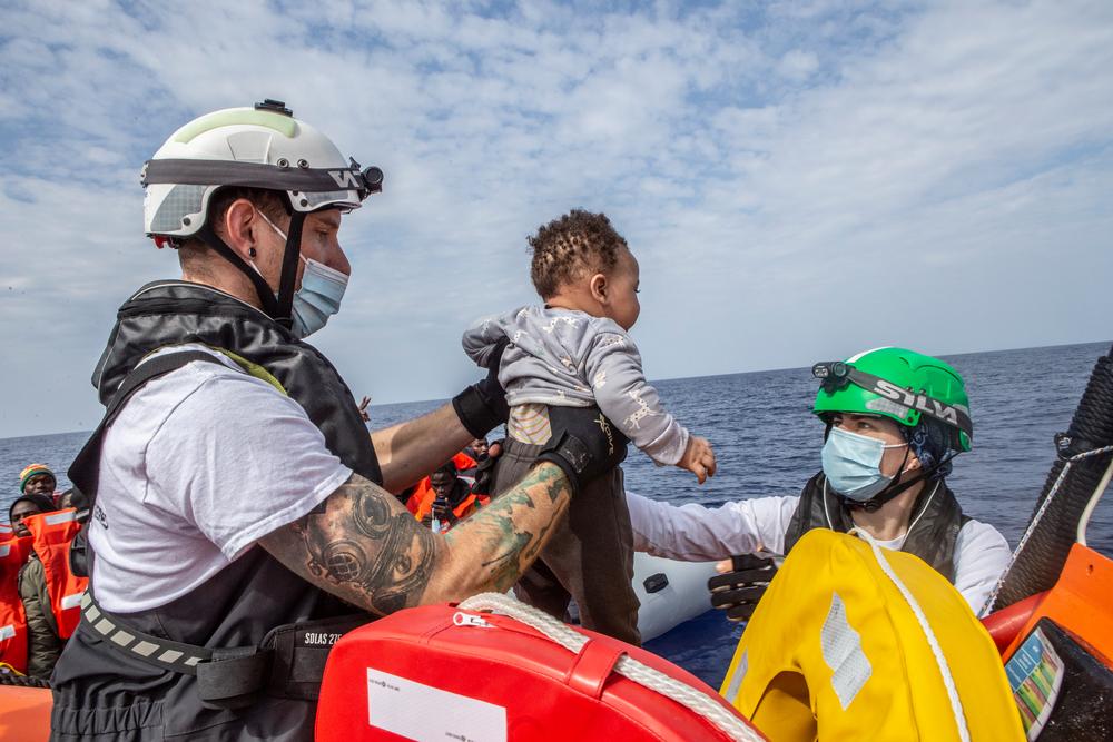 Environ 200 personnes de deux bateaux en détresse ont été secourues dans la matinée du 9 mai 2022. Tout le monde est maintenant en sécurité à bord du Geo Barents pendant que nous continuons à rechercher d'autres bateaux en détresse. © Anna Pantelia/MSF 