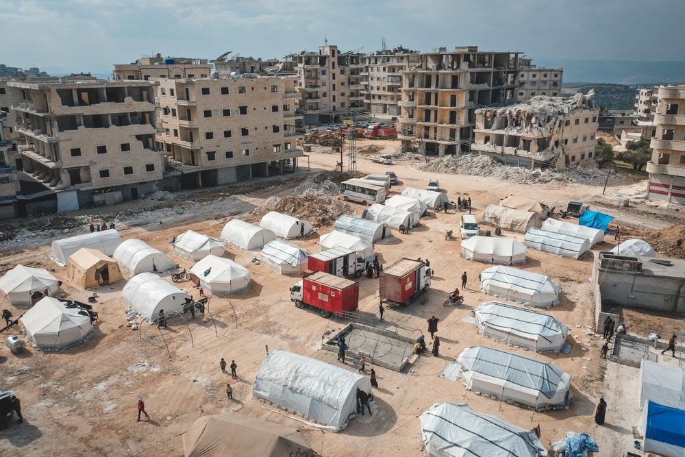 Cette photo aérienne  montrela distribution par MSF d'articles de secours à un centre d'accueil hébergeant des familles déplacées à la suite du tremblement de terre qui a frappé la Syrie et la Turquie le 6 février 2023. © Omar Haj Kadour