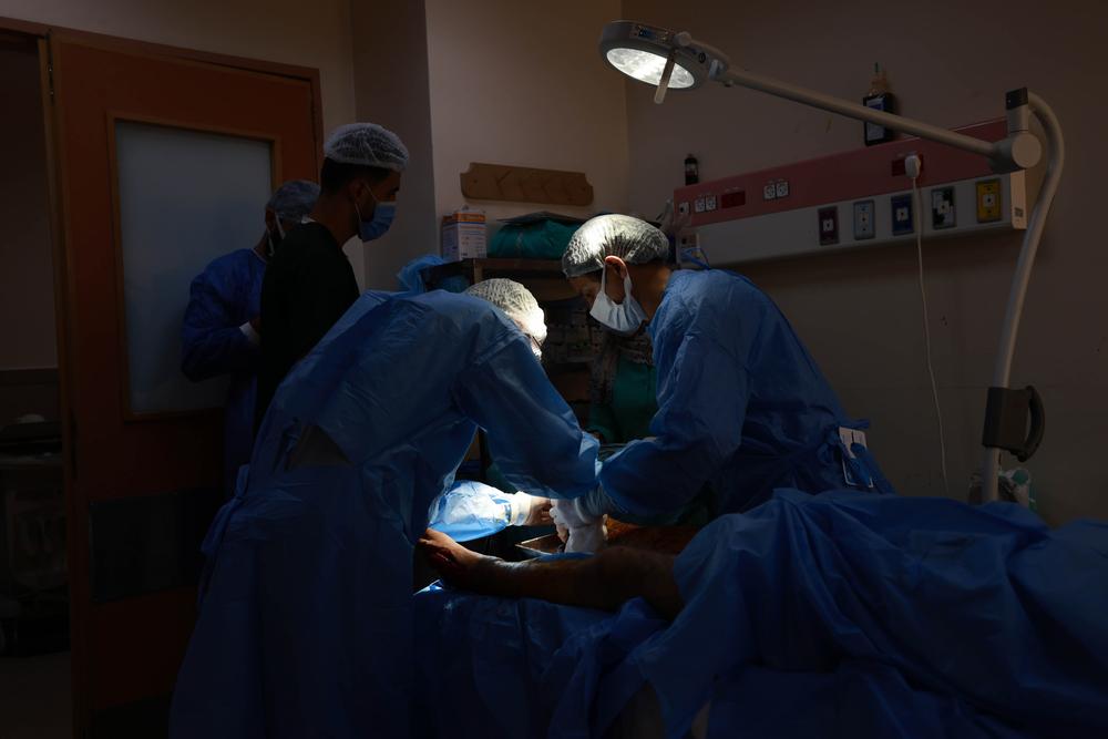 Une équipe de chirurgiens effectue une opération du pied sur un homme à l'hôpital Al Aqsa de Gaza. Palestine, 29 novembre 2023. ©MSF 