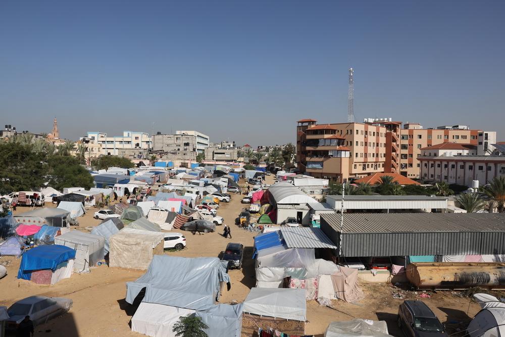 Des centaines de personnes campent dans des abris temporaires au pied de l'hôpital Nasser, dans le sud de Gaza. 24 novembre 2023. © MSF