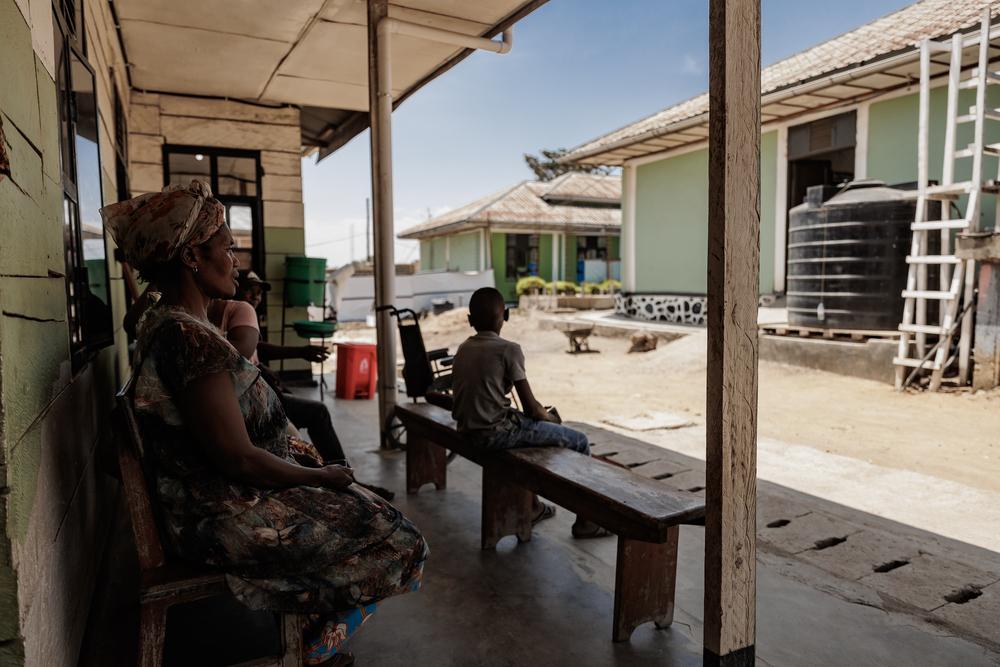 Des patients attendent de recevoir des soins urgents devant l'entrée principale de l'hôpital Salama. © MSF