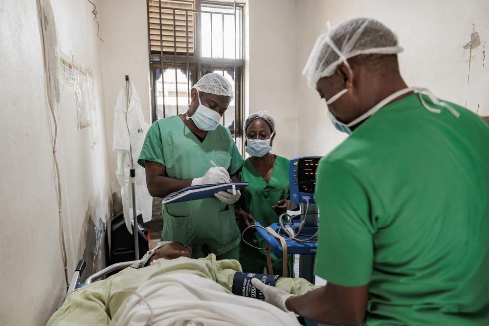 Lors d'une intervention chirurgicale, les spécialistes de MSF travaillent ensemble pour prodiguer des soins vitaux à un patient sous anesthésie à l'hôpital de Salama. © MSF