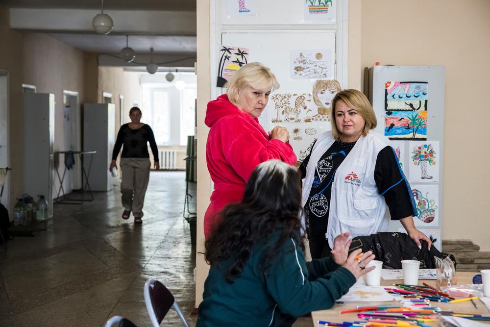 Inessa Bondarenko, 70 ans. Elle participe aux activités de groupe et aux sessions organisées par MSF à Ndamyanka. Elle est originaire de Kharkiv. Son mari y est resté mais elle s'est enfuie. Sa fille est réfugiée en Allemagne. Elle vit avec deux chats dans un abri à Ndamyanka (que MSF a aidé à construire). © Nuria Lopez Torres