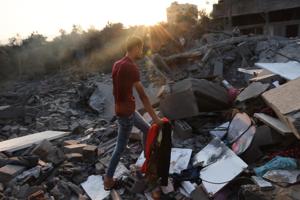 Sud de Gaza. Des personnes à la recherche de nourriture ou d'eau. © MSF