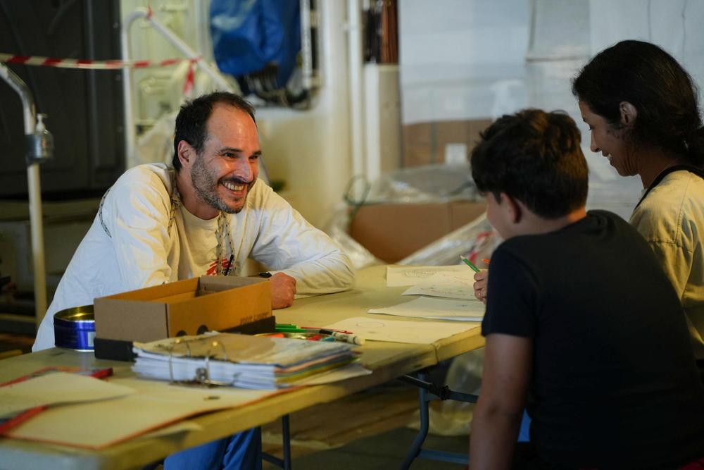 Le président international de MSF, Christos Christou, s'entretient avec des survivants à bord du Geo Barents lors de la rotation 50. © MSF/Mohamad Cheblak