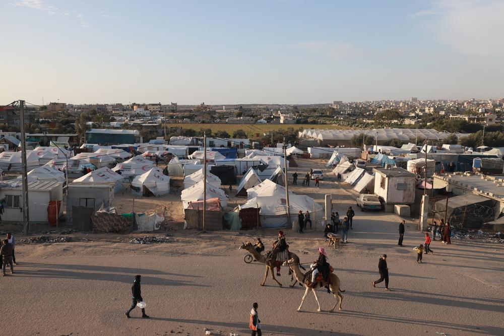 Vue aérienne d'un camp de réfugiés pour Palestiniens déplacés dans le quartier Al-Salam de la ville de Rafah, au sud de Gaza. ©Mohammed Abed