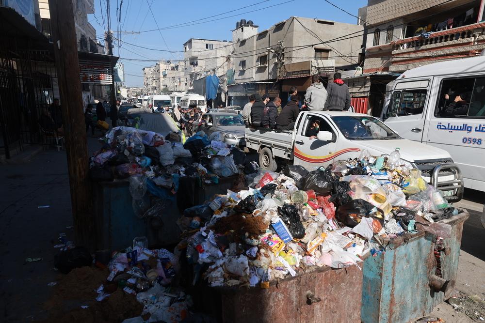 Ordures accumulées dans les rues de Yabna, un quartier de la ville de Rafah, au sud de Gaza. © Mohammed Abed