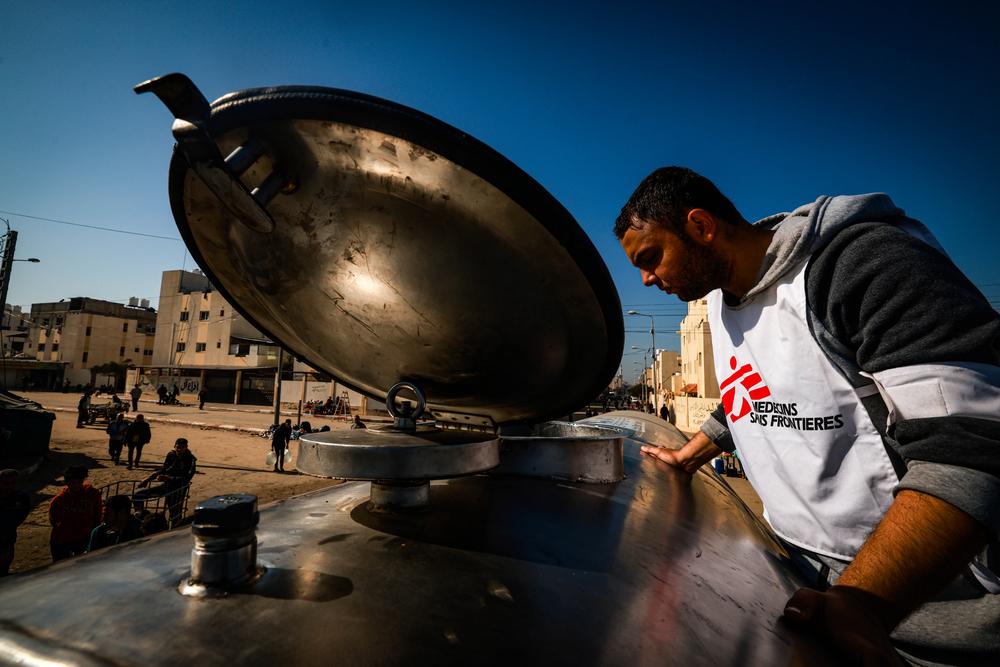 Youssef Al-Khishawi, agent MSF pour l'eau et l'assainissement, inspecte le niveau d'eau à l'intérieur d'un camion MSF dans le quartier saoudien de Rafah, au sud de la ville de Gaza.  ©Mohammed Abed