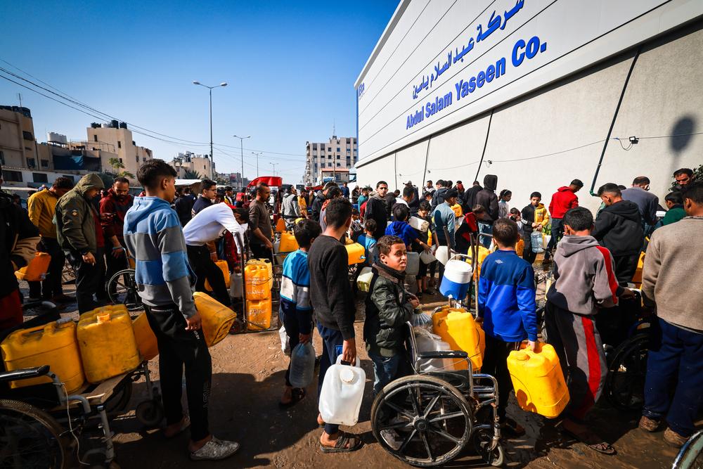 Un groupe de Palestiniens déplacés attend devant la compagnie Abed Al-Salam Yassin dans le quartier Tal Al-Sultan de la ville de Rafah, au sud de Gaza. ©Mohammed Abed