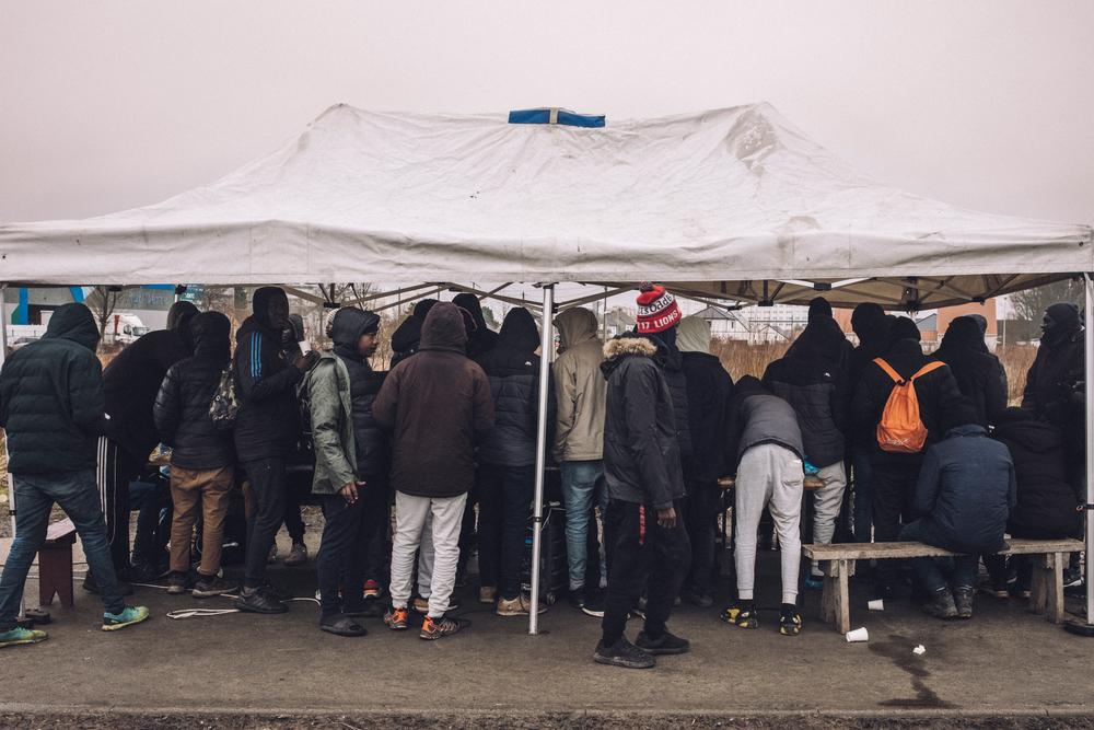 A côté de la clinique mobile de MSF, l’association Channel Info Project ou « CHIP » propose une recharge téléphonique à l’aide de générateurs installés sur place. © Stéphane Lavoué