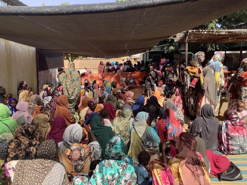 Vue de mères et d'enfants attendant à la clinique MSF dans le camp de Zamzam, à 15 km d'El Fasher, au Darfour du Nord. © MSF