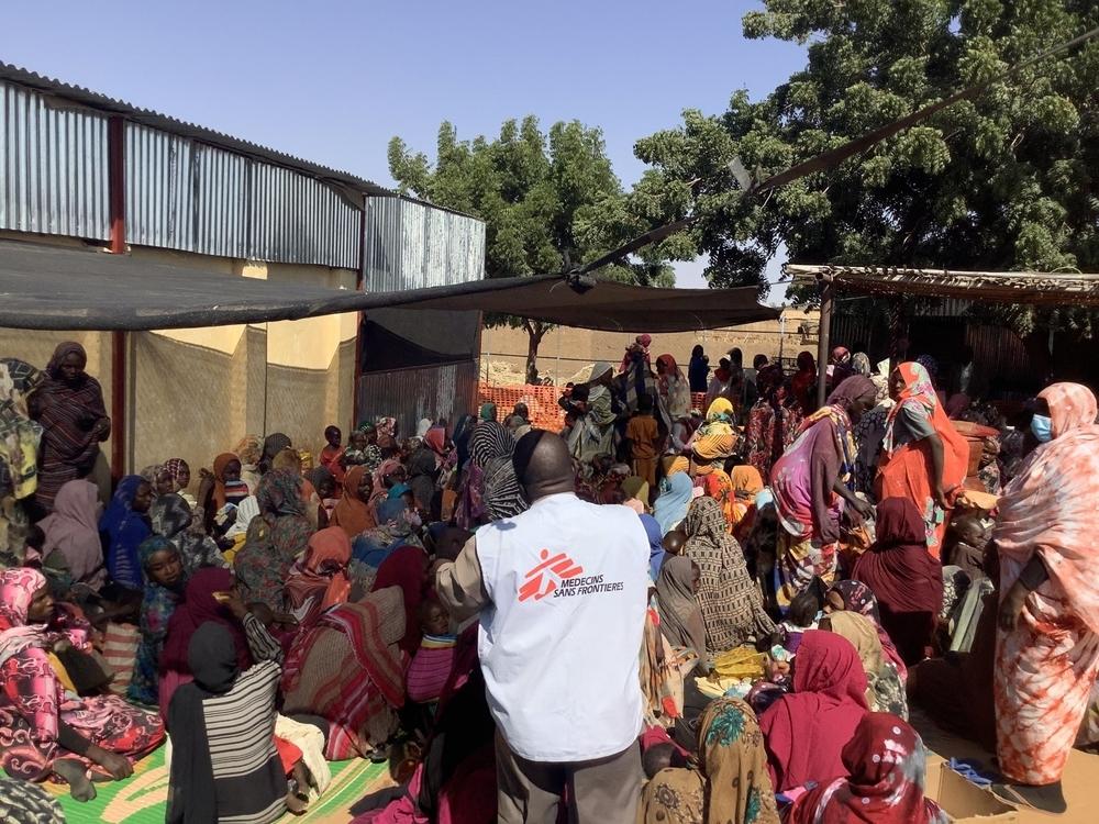 Vue de mères et d'enfants attendant à la clinique MSF dans le camp de Zamzam, à 15 km d'El Fasher, au Darfour du Nord. 30 janvier, 2024 © MSF