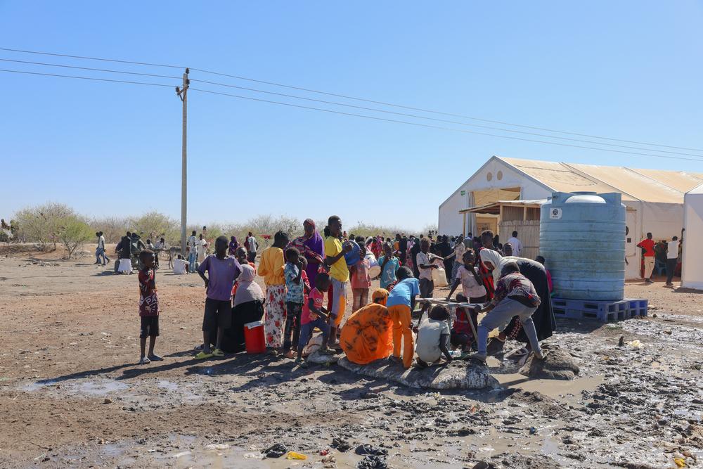 L'eau reste l'un des principaux besoins des rapatriés et des réfugiés au Sud-Soudan. Au centre de transit de Renk, 548 personnes se partagent un robinet, leur seule source d'eau. © MSF