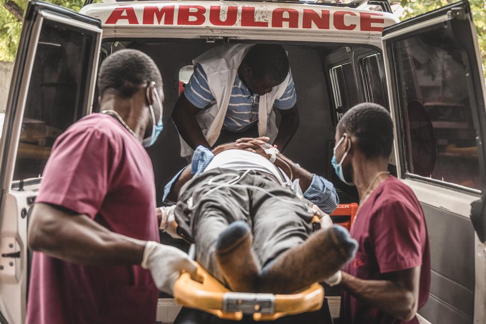 This patient, a victim of head trauma, was taken to the MSF emergency center in Turgeau. After being stabilized, he was referred to another health facility because his case (his medical needs) did not meet our admission criteria. Port-au-Prince, Haiti, Monday, June 21, 2022. ©MSF/Johnson Sabin 